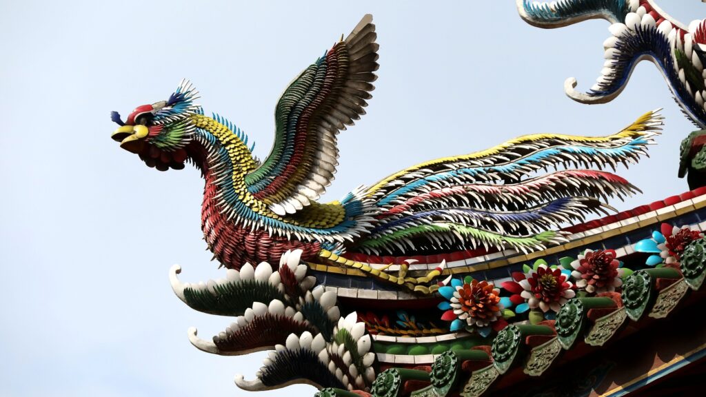 Statue des Fenghuang auf einem Dach in allen seinen bunten Farben