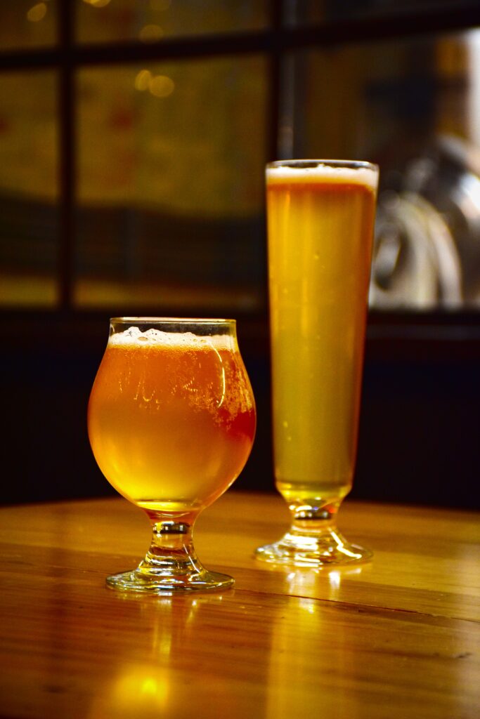 zu sehen ist ein Seiterglas gefüllt mit Bier und ein hohes Bierglas